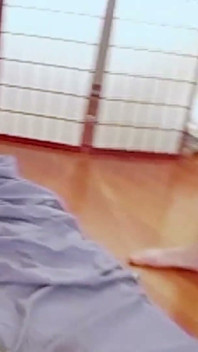 Jedna kręcona brunetka i trzech facetów przełączających się i wychodzących na gangbang z wolnym przepływem