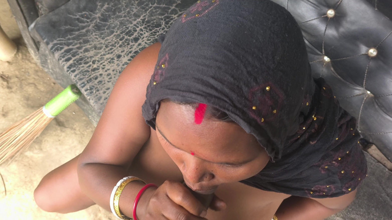 Sexyrani327: Desi Bhabhi From the Neighborhood Was Sweeping Naked and Went...