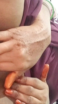 Indiancă singură acasă largă vrea să fută tare cu pumnul în pizda sexy după soțul a plecat afară