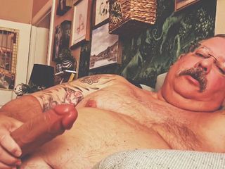 Hand-Free-Daddy-Chub: 큰 자지를 가진 가장 큰 배를 가진 설탕이 풍부한 슈가 구별 신사는 멋진 남자 젖탱이를 가지고 있습니다.