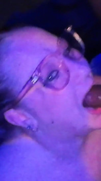 Une MILF sexy à forte poitrine taille une pipe profonde à son coloc et se fait facefucker par la gorge