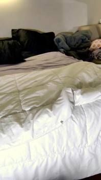 Bawanya dalam skirt dan baju yang dipenuhi, awek kolej emo
