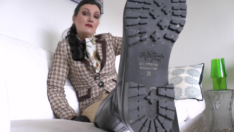 Lady Victoria Valente: Và bây giờ bạn sẽ liếm lòng bàn chân của...