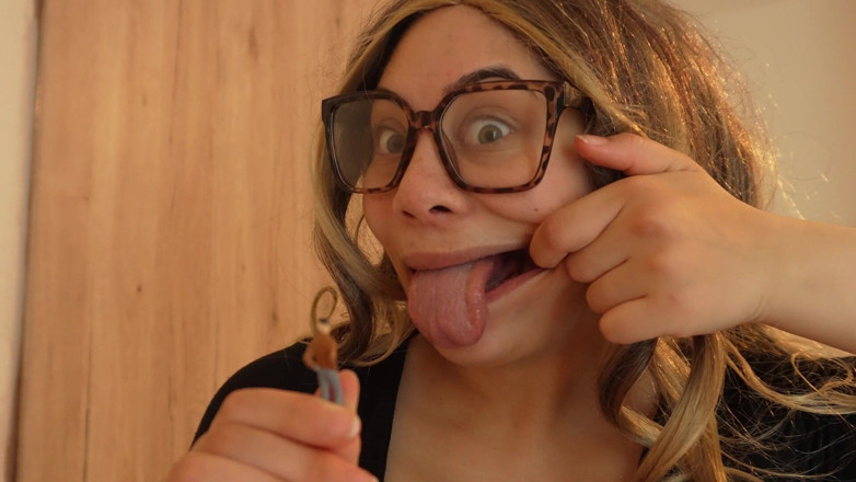 AmayaMori: Giantess 继妹的恋物癖，她让 Grimaces Ahegao 面对和愚蠢的表情为她的小继兄弟，而他
