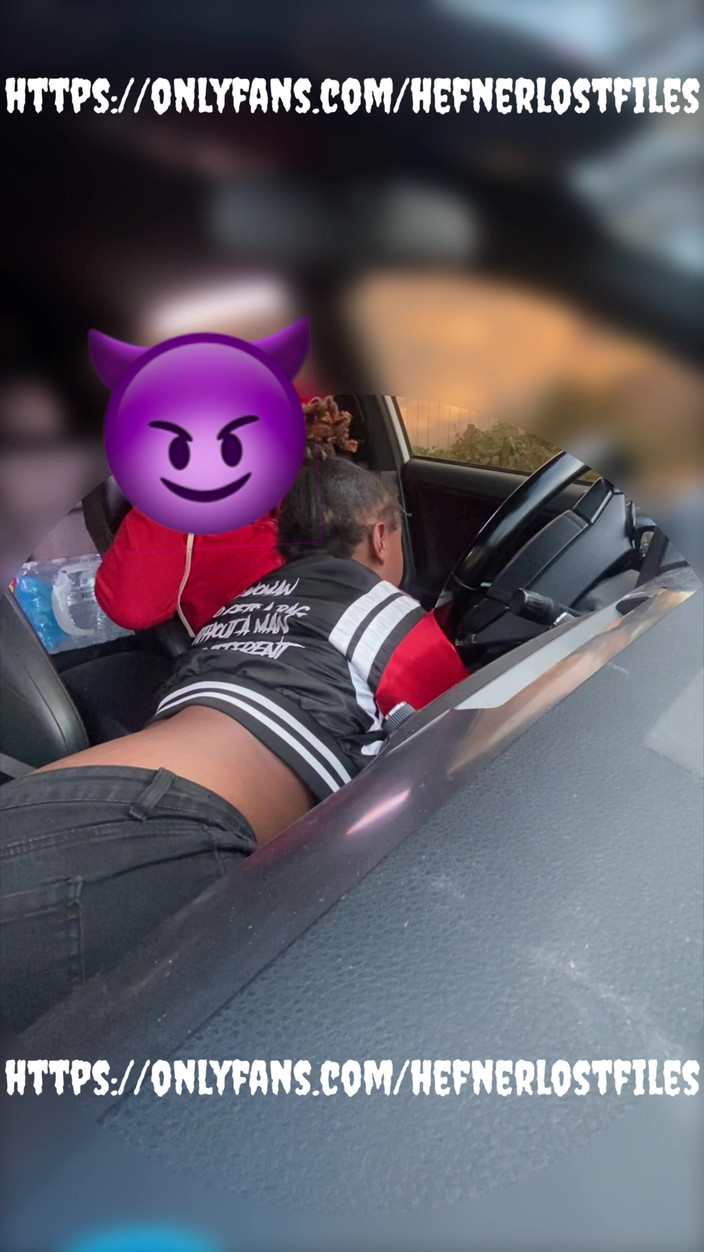 PlayboyHef: 大きな唇の巨乳が車の中でペニスをしゃぶる