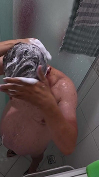 Tatăl vitreg face un duș