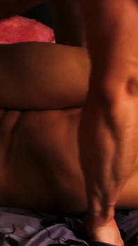 Addison Cain se poslušně prstí, než se postříká do mrdky