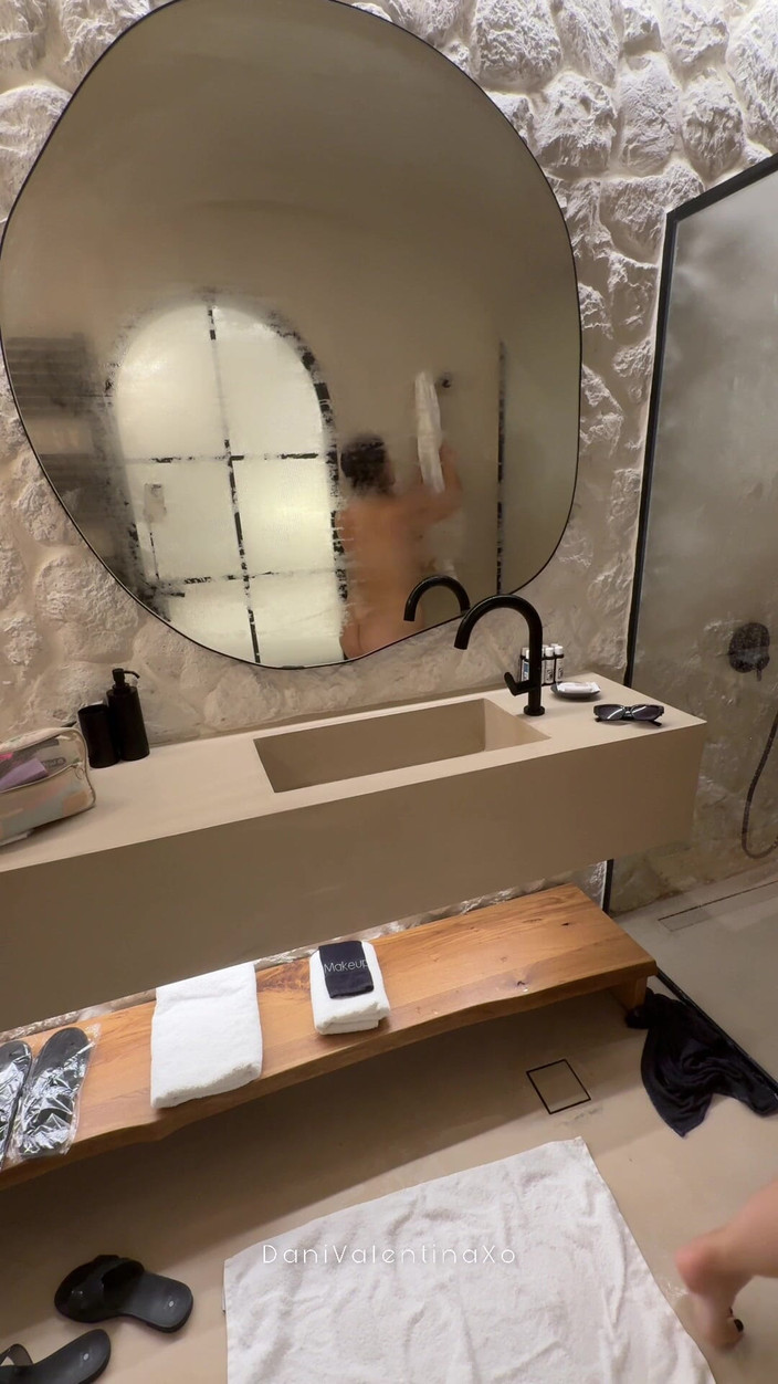 Dani Valentina: Cewek semok latina lagi asik melucuti bikininya di kamar mandi