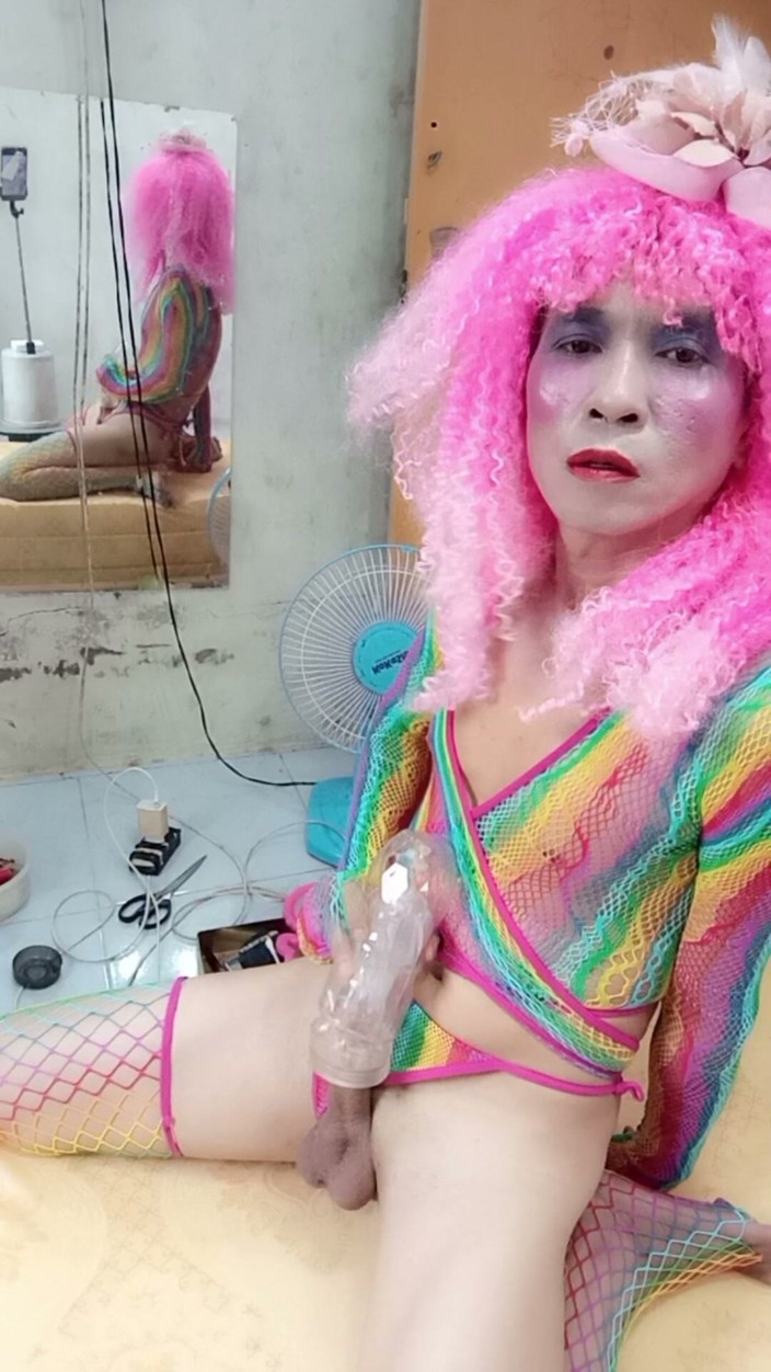 nguyen dang thien tri: Le transgender memakai pakaian seksi dan bermain gelas seks