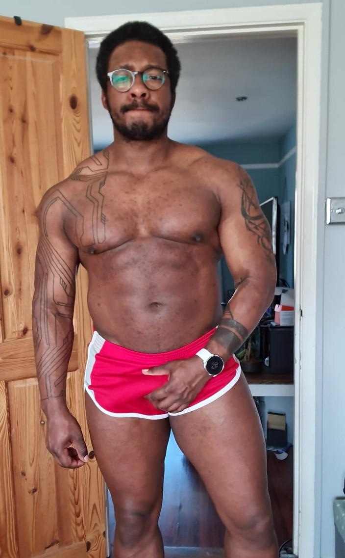 Amadeus: Червоні шорти великі