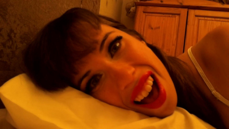 Mistress Mona: Stiefmutter gibt dir besondere kitzeln und melken am morgen