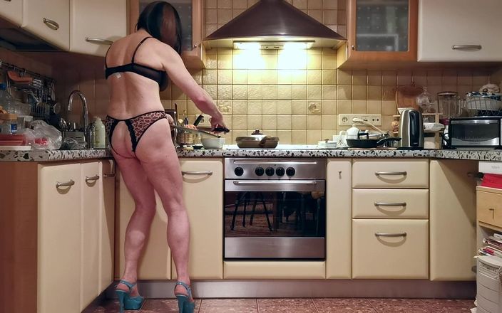 Sissy Cummy Lingerie: Michelle, tapette en nylon, dîner en direct