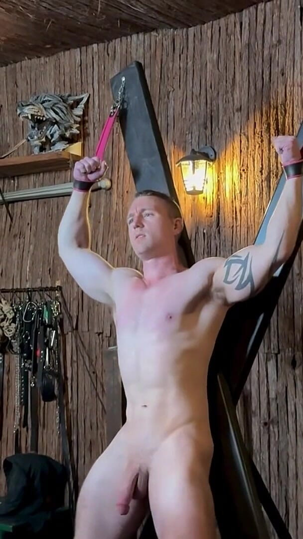 Baxxxbox: Escrava musculosa batendo nas bolas - obedeça Angelina