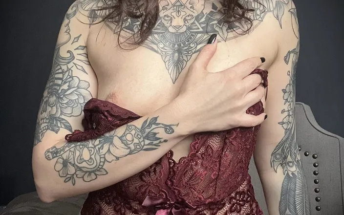 Venus Noirexx: İç çamaşırlı tek başına orgazm ateşli