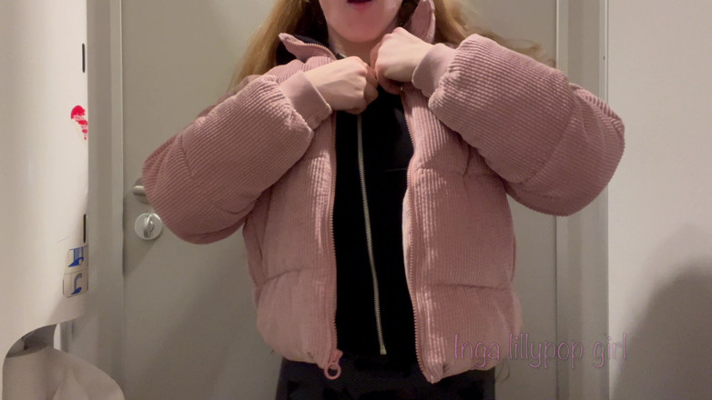 Inga lillypop girl: Montre son corps dans des toilettes publiques