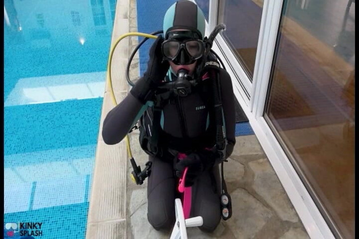 UKCuteGirl Lucy Lauren: Ejen Scuba Lucy Kembali Mencari Diver bawah air untuk Peranti...