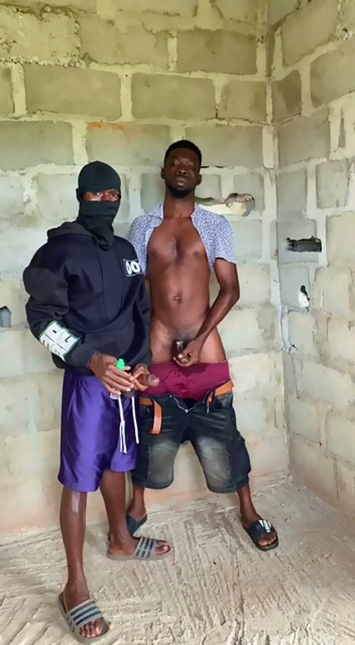 BLACKSHOOTERR: Tre Ragazzi Di Strada Etero Che Scopano in Un Edificio...