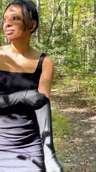 Ibu tiri memakai sarung tangan hitam panjang di taman
