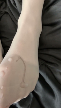 Sudut pandangan pertama footjob awek dalam stoking sailor - Brook Logan memancut mani pada kaki nilon 4K