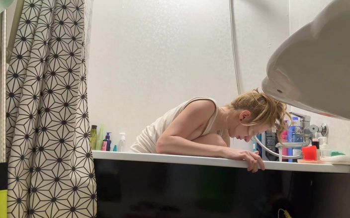 Holy Harlot: Kamera im badezimmer, blondinen