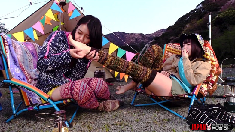 Japan Fetish Fusion: Jari kaki peluh Saku Kurosaki di lidah Fuka Nagano. Rasa...
