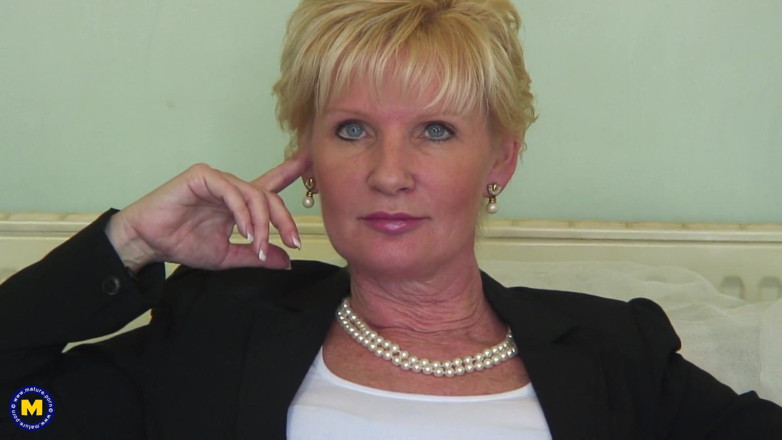 Mature Solo NL: O matură perfectă în lenjerie sexy își freacă pizda
