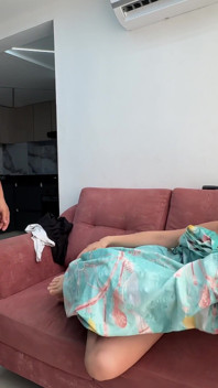 İşten eve geliyorum ve seksi Hintli üvey kız kardeşimi mastürbasyon yaparken buluyorum, azıyorum ve sulu yarağımı içine koymaya karar veriyorum.