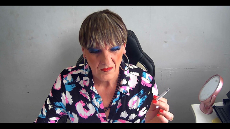 Mature Tina TV: Hút thuốc