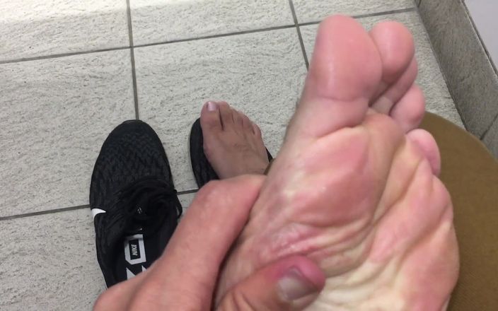 Manly foot: 今日、誰かが私の足を崇拝しに来なかったら、私は自分でこの足の指を吸わなければならないと思います