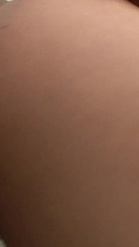 Cewek imut kulit hitam bawa pulang pacarnya dan dibagikan sama ibu tirinya saat seks threesome.