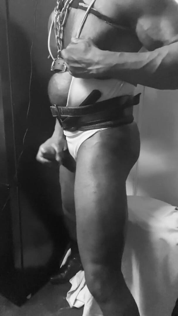 Masculine crossdresser: Pembina badan jalang hitam nakal bergambar dan pancutan mani dalam...