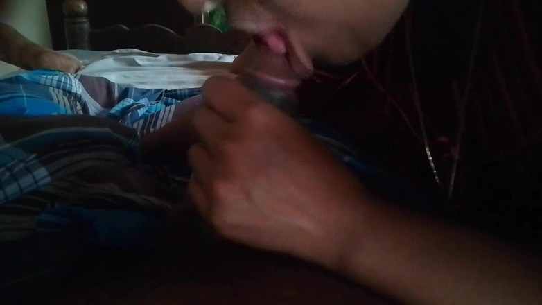 Skydreem1104: Індійська сільська дівчина кладе пеніс свого чоловіка в рот, і обидва вони насолоджуються цим