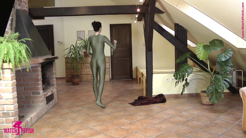 Watch4fetish: Balé em um macacão verde