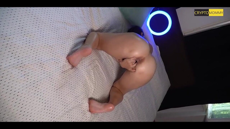 Crypto Mommy: オイルを塗ったアナルがディルドを取る