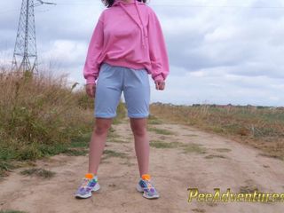 Pee Adventures: Hipster meisje met een hoodie plast door haar spijkerbroek en...