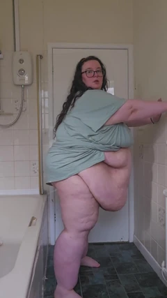 Buikspel in de badkamer met ssbbw-godin
