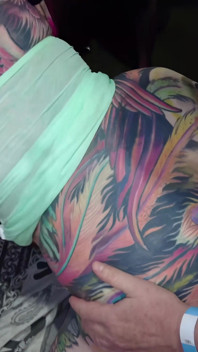Dwie cycate wytatuowane brytyjskie dziwki Hardcore gangbang party