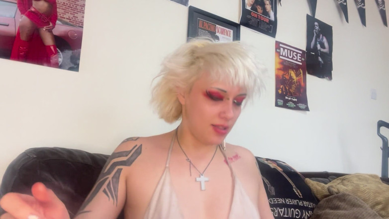 Glitterqueen1999: Rtěnka polibky a kouření červené černé rty deepthroat nedbalý