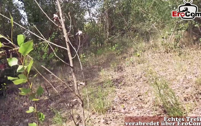 EroCom: Niemiecka chuda ruda nastolatka podnosi się do seksu na świeżym powietrzu