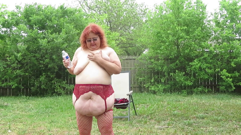 BBW nurse Vicki adventures with friends: Asistenta Vicki se dezbracă afară de inspirația ei din Highlander