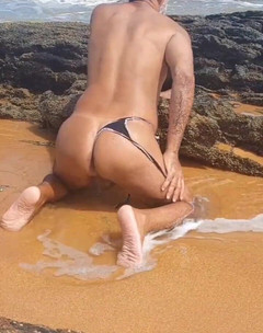 Ladysilvas: Ladysilva crossdresser enlève sa culotte sur la plage pour montrer...