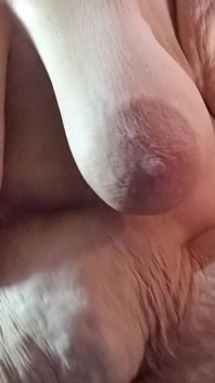 トップレスの娼婦は、甘い蜂蜜のように彼のコックにコックキャッシュNザーメンに乗る