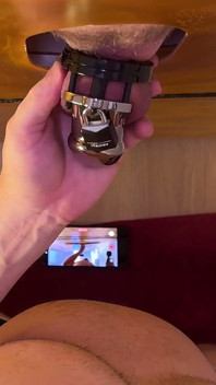 Jaula Para El Pene Gloryhole Libero Su Larga Polla Con Piercing En El Prepucio Y Frenillo