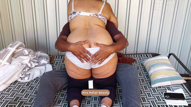 Hot 365 Entertainments: Dikke Desi tante's ronde kont buitenshuis gevingerd! De risicovolle dorpromance...