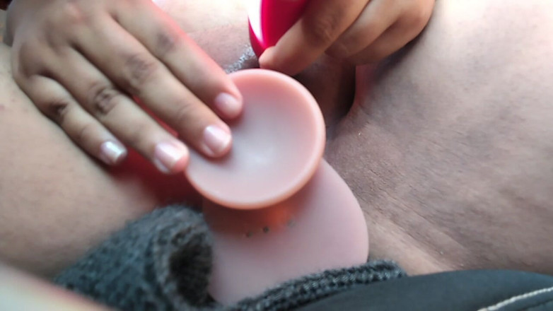 Stepmom_with_big_tits: Golosa si masturba nella macchina del suo patrigno mentre nessuno...
