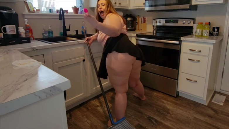 KinkyKatie: Echte bbw-milf maakt keuken schoon tijdens het gebruik van Lovense...