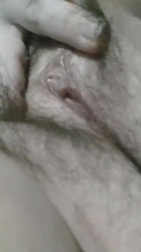 Sexy riesin lässt dich ihre haarige muschi lecken