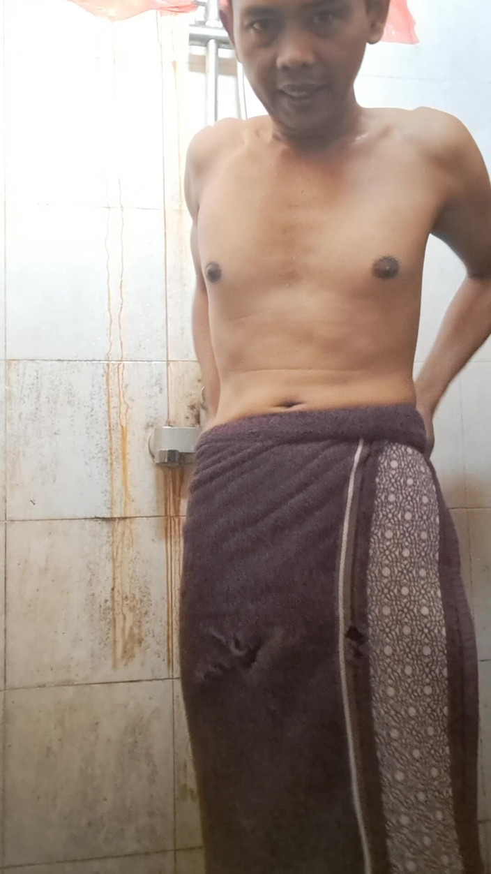 David Studio: Egzotik tenli yetişkin adam öğleden sonra banyo yapıyor