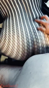 Menunggang dildo tebal dan batang sehingga dia pancut