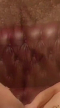Verführerische brünette wird gefingert und auf der couch gefickt